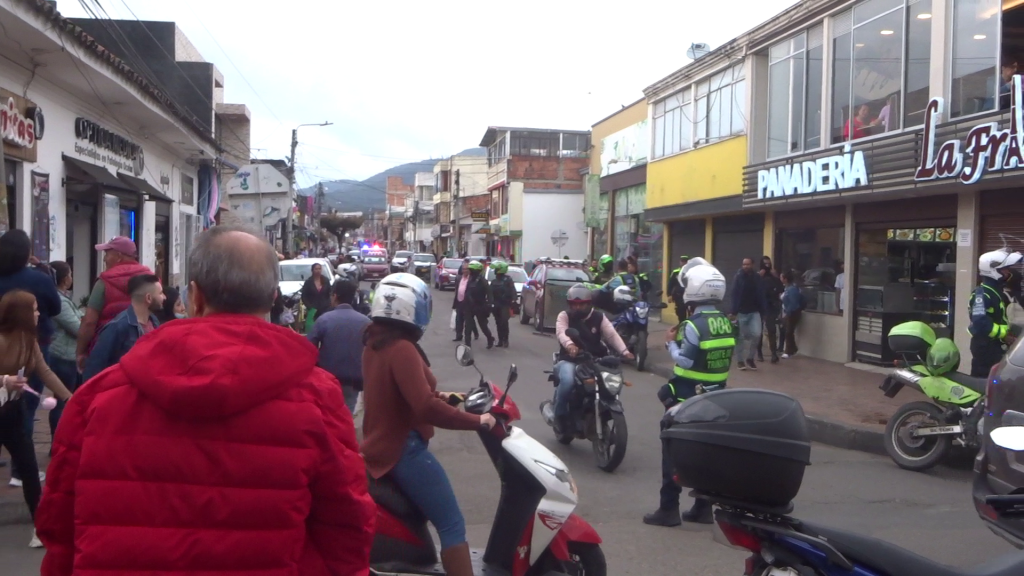 Comunidad facatativeña reclama por las alzas del predial. Alcaldía intimida con policía motorizada.
